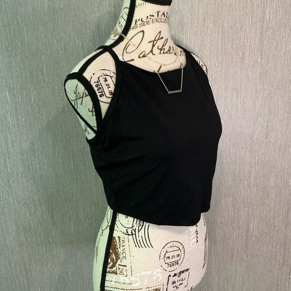 Old Navy Active Black Crop Top Size Large - Picture 2 of 8